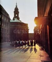 Vegyes könyvtétel, 2 db: 
Garas Klára: Italian renaissance portraits. Bp., 1965, Corvina. Angol nye...