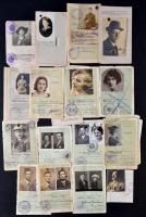 21 db régi útlevél fotó útlevél lapokon kitépve + kb 25 egyéb fotó