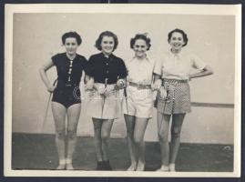 3 db vívó hölgyeket ábrázoló fotó