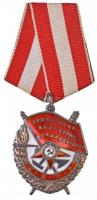 Szovjetunió ~1944. Vörös Zászló érdemrend jelzetlen Ag kitüntetés, zománcozott, mellszalaggal, hátoldalán sorszám 134285 (45x38mm) T:2 aranyozás kopott /  Soviet Union ~1944. Order of the Red Banner unmarked Ag decoration, enamelled, with ribbon, numbered 134285 on its back (45x38mm) C:XF gold plating worn