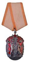 Szovjetunió ~1960-1970. Becsület Érdemrend jelzetlen zománcozott Ag kitüntetés mellszalagon, hátoldalán sorszám (50x33mm) T:2 / Soviet Union ~1960-1970. Order of the Badge of Honor unmarked enamelled Ag decoration with ribbon, numbered on its back (50x33mm) C:XF