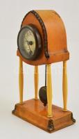 Szecessziós asztali óra, ingával, csont lábakon, fa óratesttel és talapzattal, órakulccsal, a fa tes...