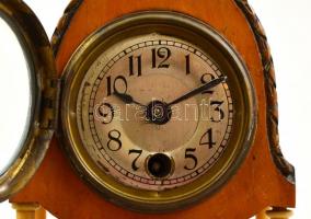 Szecessziós asztali óra, ingával, csont lábakon, fa óratesttel és talapzattal, órakulccsal, a fa tes...