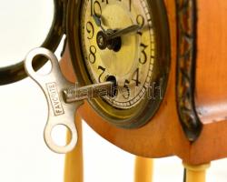 Szecessziós asztali óra, ingával, csont lábakon, fa óratesttel és talapzattal, órakulccsal, a fa tes...