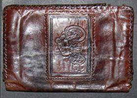 Motorost ábrázoló háború előtti dombornyomott bőr tárca