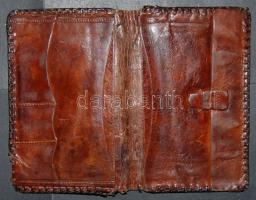 Motorost ábrázoló háború előtti dombornyomott bőr tárca