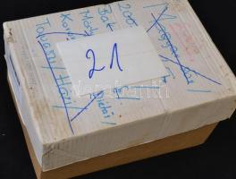 Régi gyógyszertári, gyógyszerészeti dobozok, üvegcsék, részben beltartalommal és régi orvosi eszközö...