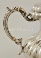 Ezüst (Ag.) teakiöntő, kalapált, bordásan öblös test rózsamintás díszítéssel, elefántcsont gyűrűvel,...