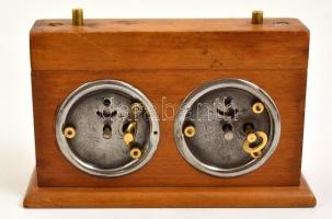 Weisz Lajos sakkóra, fa testtel, működik, a fa testen kisebb foltokkal, jó állapotban, 11x18 cm