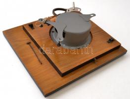 Jantar mechanikus retró orosz fali óra, ingával, kulccsal, 32x28 cm