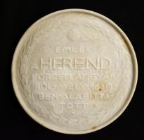 Herendi Porcelángyár emlékplakett, biszkvit/fehér mázas, jelzett, hibátlan, d: 7,5 cm