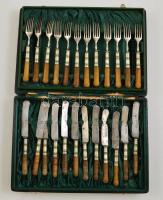 C. Felix Solingen fém étkészlet 12 db késsel és 12 db villával, fém nyéllel, dobozban, a doboz kopott, a szövet belül szakadozott, kopottak, villa:15 cm, kés: 16 cm, doboz: 20x29 cm