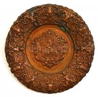 Réz falitányér, oroszlános címerrel, d: 14,5 cm.