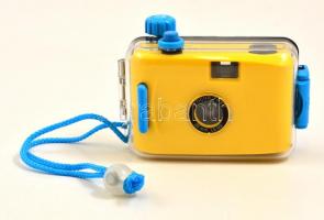 Víz alatti fényképezőgép, filmes, 28 mm objektívvel, műanyag védőtokban, jó állapotban