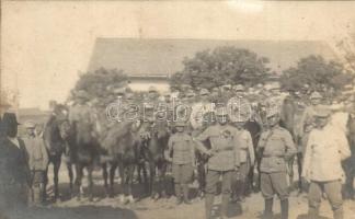 1918 Az őszirózsás forradalom idején készült kép. A katonák a Monarchia egyenruhájában, új sapkarózsával / WWI soldiers in Austro-Hungarian uniform, wearing aster flowers and new cap buttons during the Aster Revolution. photo (EK)