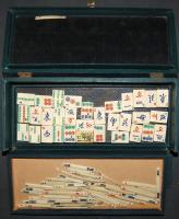 Vegyes bolhapiac tétel: manikűr készlet, borotvaélező, irodaszerek mah-jong készlet, stb