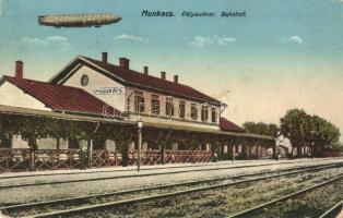 1915 Munkács, Mukacheve, Mukacevo; vasútállomás, léghajó / Bahnhof / railway station with airship (EK)