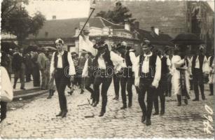 1933 Kassa, Kosice; Diákok népviseletben felvonuláson / Snímok zo študentského majálesu / parade of students in traditional costumes. Ritter photo