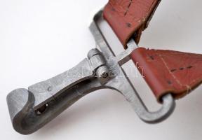 XIX sz. vége/XX. sz. eleje Régi lovassági díszkard, koronás-nemzeti színnel díszített kardbojttal, f...