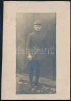 1920 Emlékül lágerparancsnokomnak, Vigh Károly katonát ábrázoló fotó, hátoldalon feliratozva, felületén kis szakadással, törésnyomokkal, 11,5×8 cm