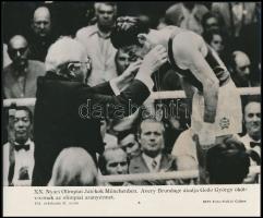 cca 1975 Gedó György (1949- ) olimpiai bajnok ökölvívó üdvözlő sorai és aláírása 2 db levelezőlapon + kapcsolódó MTI-fotó