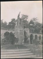 cca 1936 Vác, Ünnepség a váci Szent István-szobornál, a képeken többek között Hóman Bálint és Hanaue...