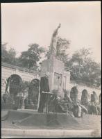 cca 1936 Vác, Ünnepség a váci Szent István-szobornál, a képeken többek között Hóman Bálint és Hanaue...