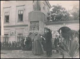 cca 1936 Vác, Ünnepség a váci Szent István-szobornál, a képeken többek között Hóman Bálint és Hanaue...