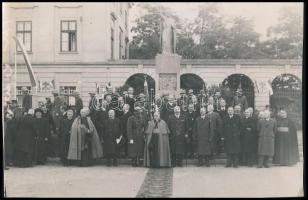 cca 1936 Vác, Ünnepség a váci Szent István-szobornál, a képeken többek között Hóman Bálint és Hanaue...