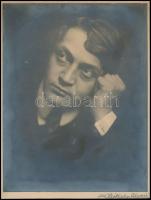 Ady Endre (1877-1919) portréja, nagyméretű fotó kartonra ragasztva, Székely Aladár felvétele, jelzett, 24,5×19,5 cm