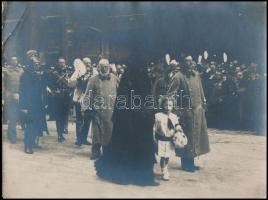 IV. Károly és Zita királyné Ferenc József temetésén Bécsben a Stephansdomnál, 1 db sztereófotó + 1 db pecséttel jelzett fotó, felületén törésnyomokkal, 9×18 és 23,5×18 cm