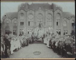 cca 1910 A Soroksári Általános Iskolák ifjúságának ünnepe a pesterzsébeti Kossuth szobor előtt, keményhátú fotó, hátoldalon feliratozva, Borsy Béla hidegpecséttel jelzett fotója, lyukasztással, szélei levágva, 18×23 cm