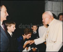 cca 1990 II. János Pál pápa, sajtófotó, hátoldalon jelzett, 20×24 cm