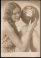 1932 Táncoslány, fotó, hátulján pecséttel jelzett, 16×11,5 cm