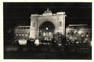 Budapest VII. Keleti pályaudvar este kivilágítva, vasútállomás