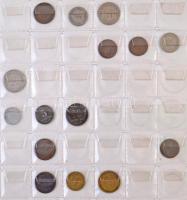~226db-os vegyes külföldi fémpénz tétel albumba rendezve, közte Finnország, Franciaország, Fidzsi, G...
