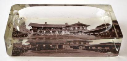 Csízfürdőt ábrázoló üveg hamutál, kis sérüléssel, 10,5×6,5×2 cm