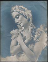 cca 1920 Anna Pavlova (1881-1931) orosz prímabalerina, mint haldokló hattyú, fotó, feliratozva, 21×16 cm / Anna Pavlova Russian prima ballerina