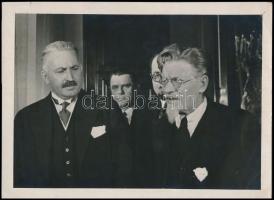 1934 Jungerth-Arnóthy Mihály (1883-1957) diplomata átadja megbízólevelét Kalinin szovjet politikusnak, feliratozott sajtófotó, 17×23 cm