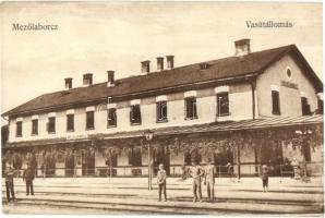 Mezőlaborc, Medzilaborce; Vasútállomás, vasutasok. Kiadja Danielisz Lajos vasúti vendéglős / Bahnhof / railway station, railwaymen