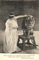 Miss Józsa az ő kedvenc Pasa oroszlánjával. Antona híres amerikai Zoológiai cirkusz. Koczka Antal igazgató / Famous American zoological circus with lion
