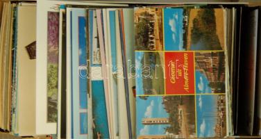 700 db modern európai városképes lap