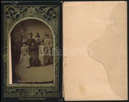 cca 1900 Műtermi csoportkép, ferrotípia Türkel és Schlesinger budapesti műterméből, papír tartóban, 9×6 cm
