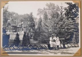 cca 1930 Budapest Székesfőváros sétányai 32 db fényképet, fotólapot tartalmazó album a Margit szigettől a Roosewelt térig. A fotók kiszedhetőek.