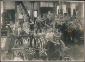 1938 Budapest, Burghardt Antal lakatosárú- és vas- szerkezeti gyárának belső terei, dolgozói, 3 db f...