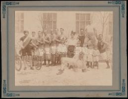 cca 1900-1910 Sportolók csoportképe (biciklisták, birkózók, stb.), kartonra kasírozott fotó, 21×27 cm