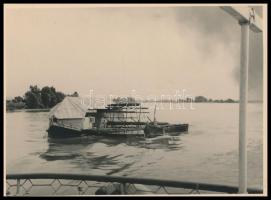 cca 1930 Vác, hajómalom a Dunán, fotó, hátulján feliratozva, 7×9,5 cm