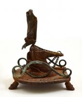 Vas lófej-lópatkó alakú tolltartó, erősen rozsdás, egy lába hiányzik, 16x15 cm, m: 16 cm