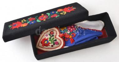 4 db népművészeti tárgy: tűpárna, kis kendők, doboz