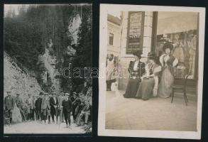 1908-1910 Tátrai kirándulók és hölgyek gölnicbányai divatüzlet előtt, 2 db hátoldalon feliratozott fotó, 6×9 és 7×9 cm